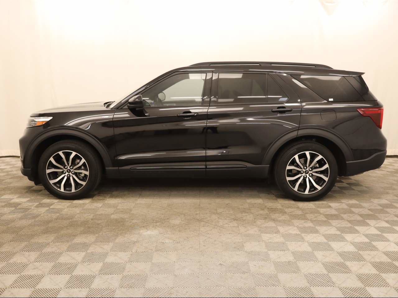 Certified 2023 Ford Explorer ST-Line w/ Class IV Trailer Tow Package RWD image 2