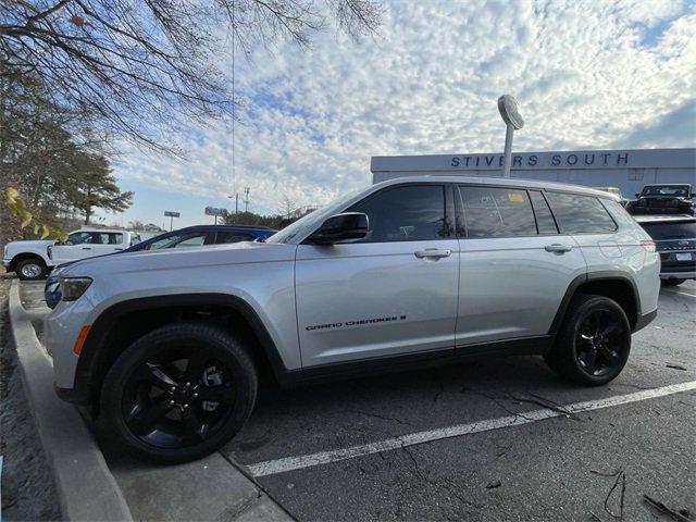 Used 2024 Jeep Grand Cherokee L Limited w/ Black Appearance Package image 3