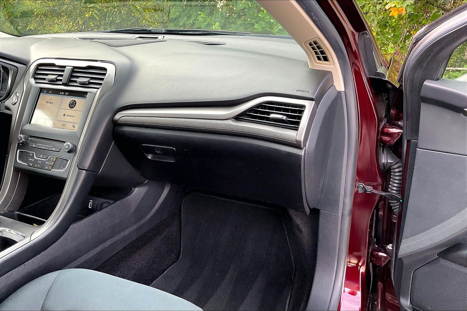 Certified 2017 Ford Fusion SE w/ Fusion SE Technology Package FWD image 16