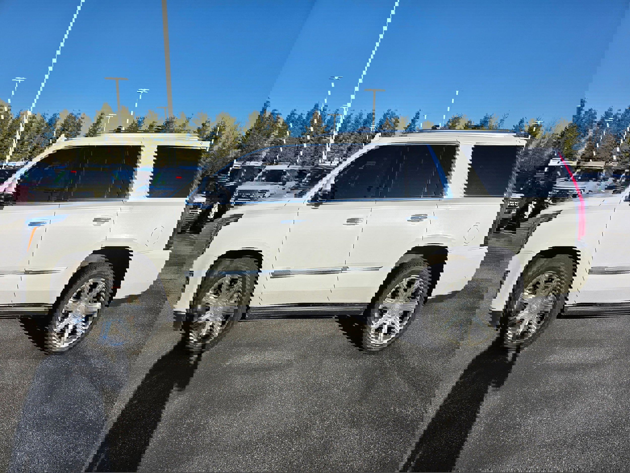 Used 2017 Cadillac Escalade Premium Luxury image 4