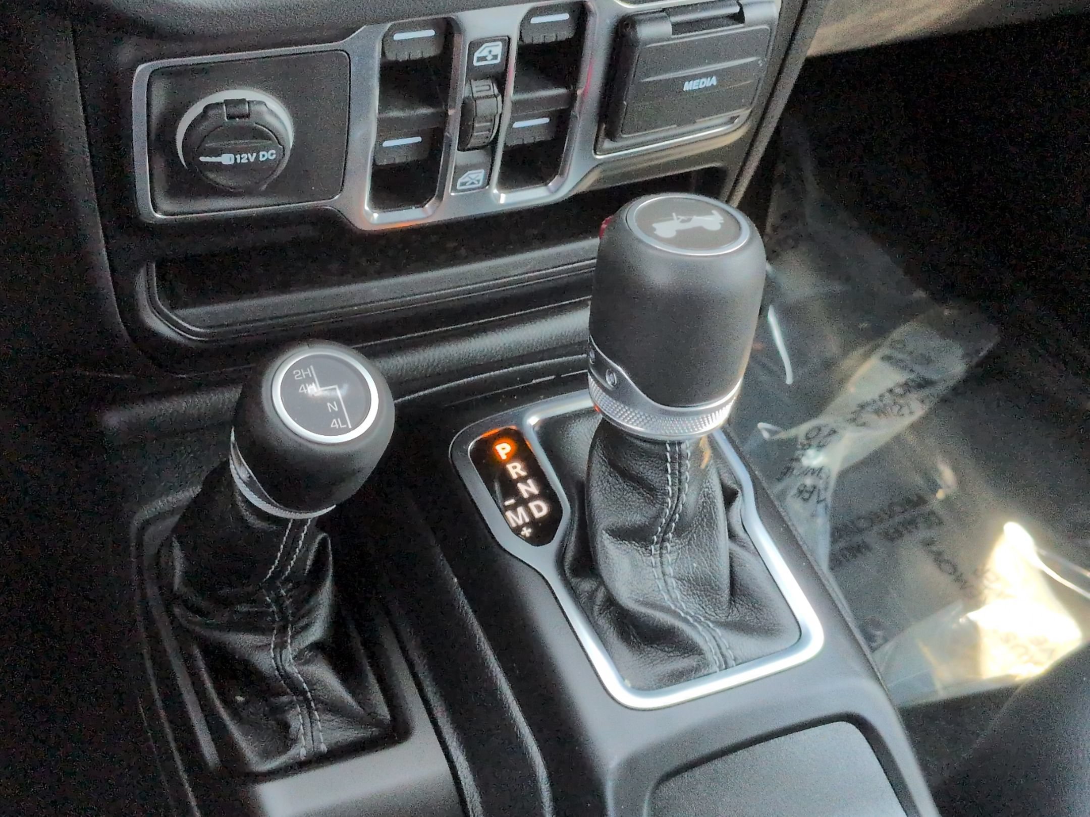 Used 2024 Jeep Wrangler Unlimited Sahara w/ Technology Group AWD/4WD image 27