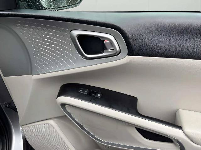 Used 2025 Kia Soul LX w/ LX Technology Package FWD image 9