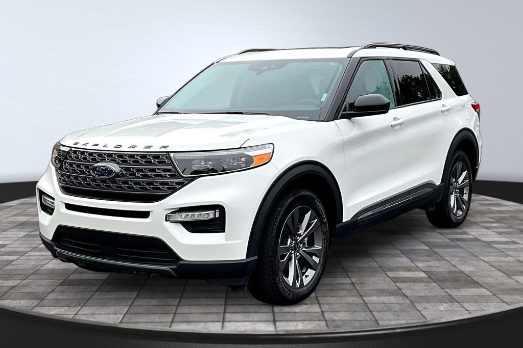 Certified 2023 Ford Explorer XLT w/ Equipment Group 202A AWD/4WD image 3