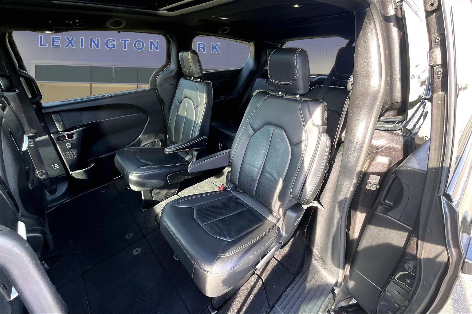 Used 2019 Chrysler Pacifica Touring-L Plus w/ Advanced Safetytec Group FWD image 22