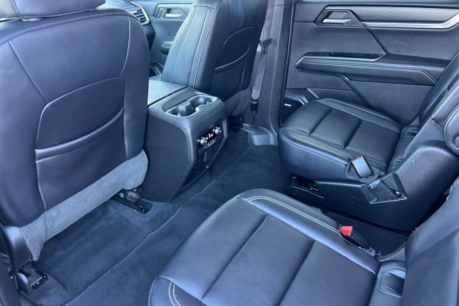 Used 2024 GMC Acadia Elevation image 13