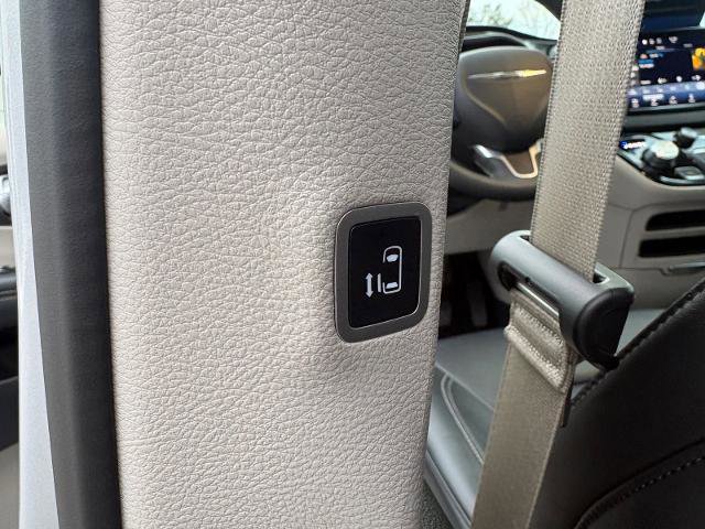Used 2024 Chrysler Pacifica Touring-L image 28