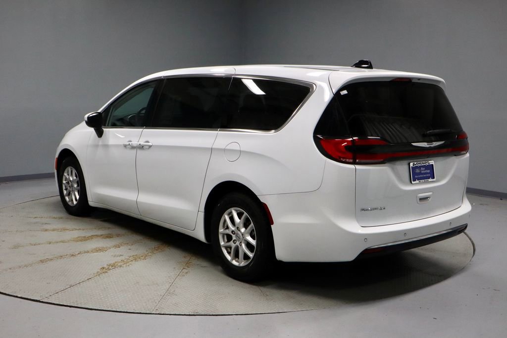 Used 2023 Chrysler Pacifica Touring-L image 3
