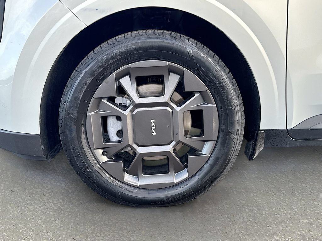 Used 2025 Kia Carnival EX FWD image 30