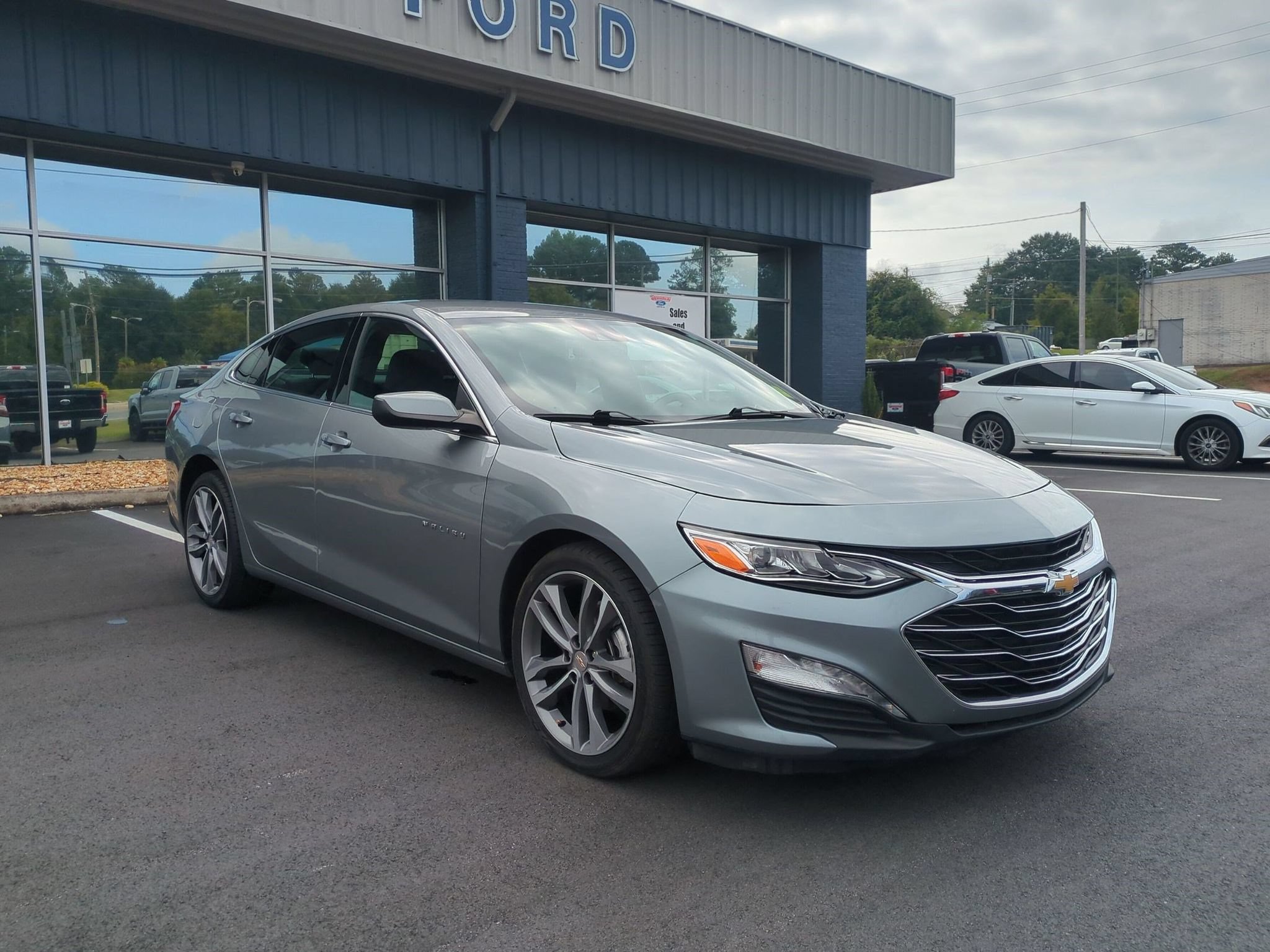 Used 2024 Chevrolet Malibu LT FWD image 3