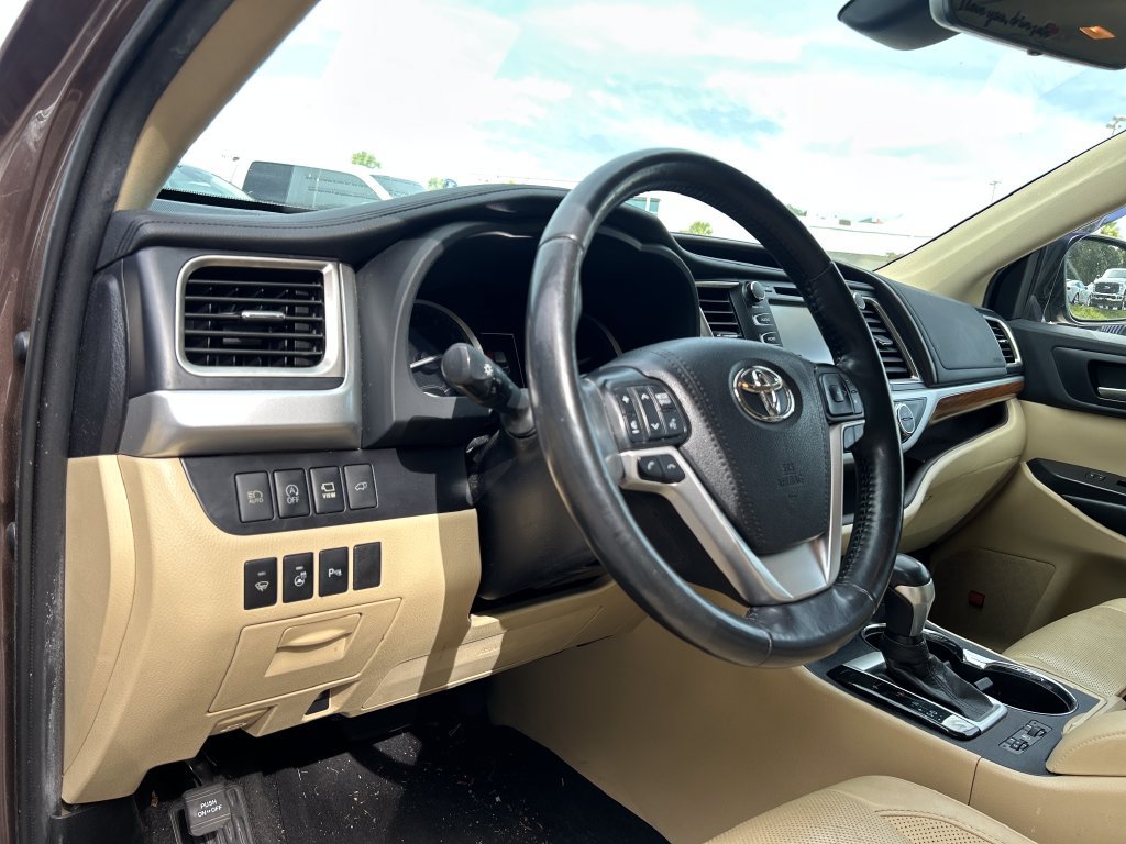 Used 2019 Toyota Highlander Limited Platinum FWD image 10