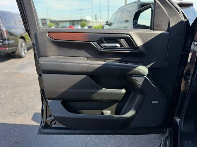 Used 2025 GMC Yukon XL Denali AWD/4WD image 13
