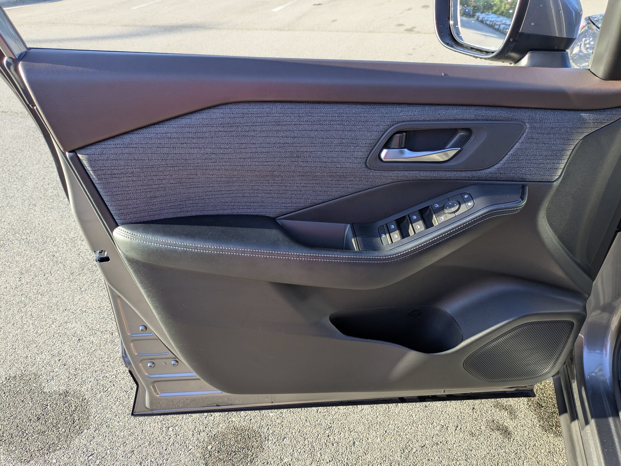 Used 2023 Nissan Rogue SV FWD image 15