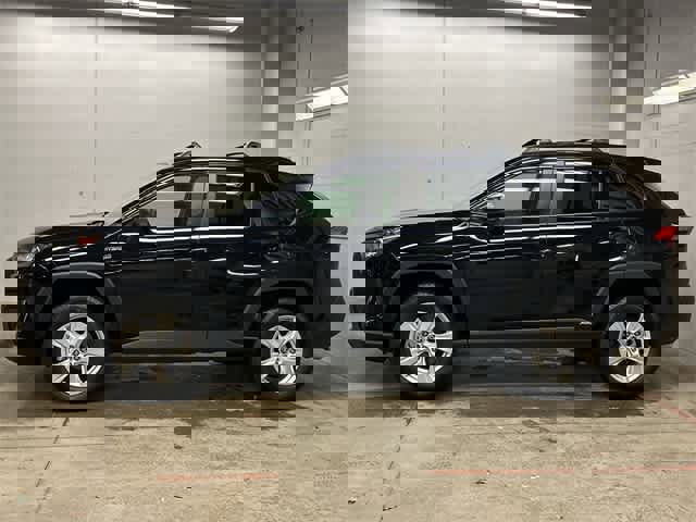 Used 2021 Toyota RAV4 LE image 2