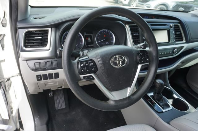 Used 2019 Toyota Highlander LE AWD/4WD image 12