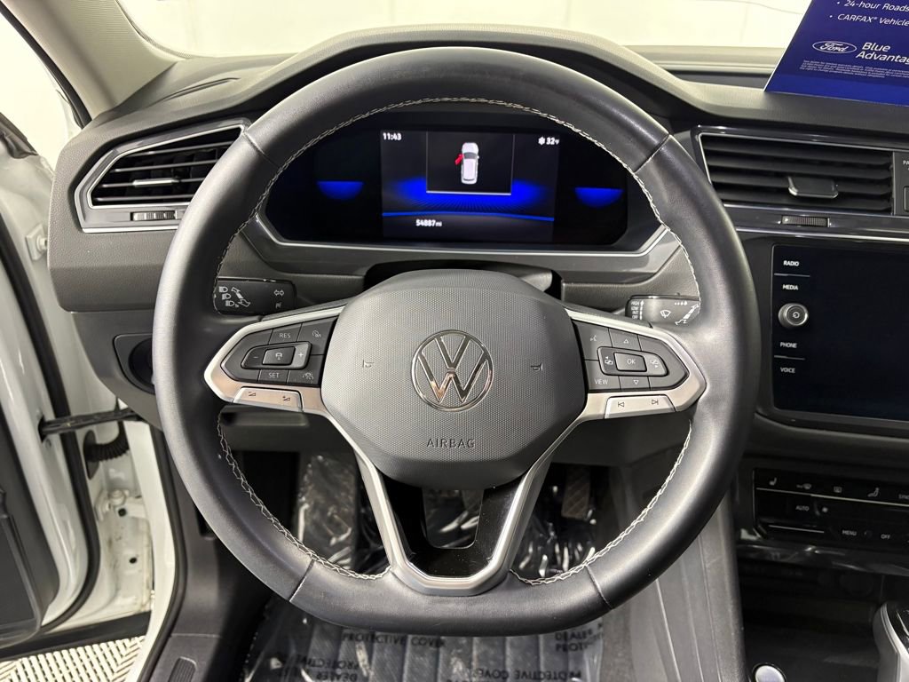 Used 2022 Volkswagen Tiguan SE w/ Panoramic Sunroof Package image 17