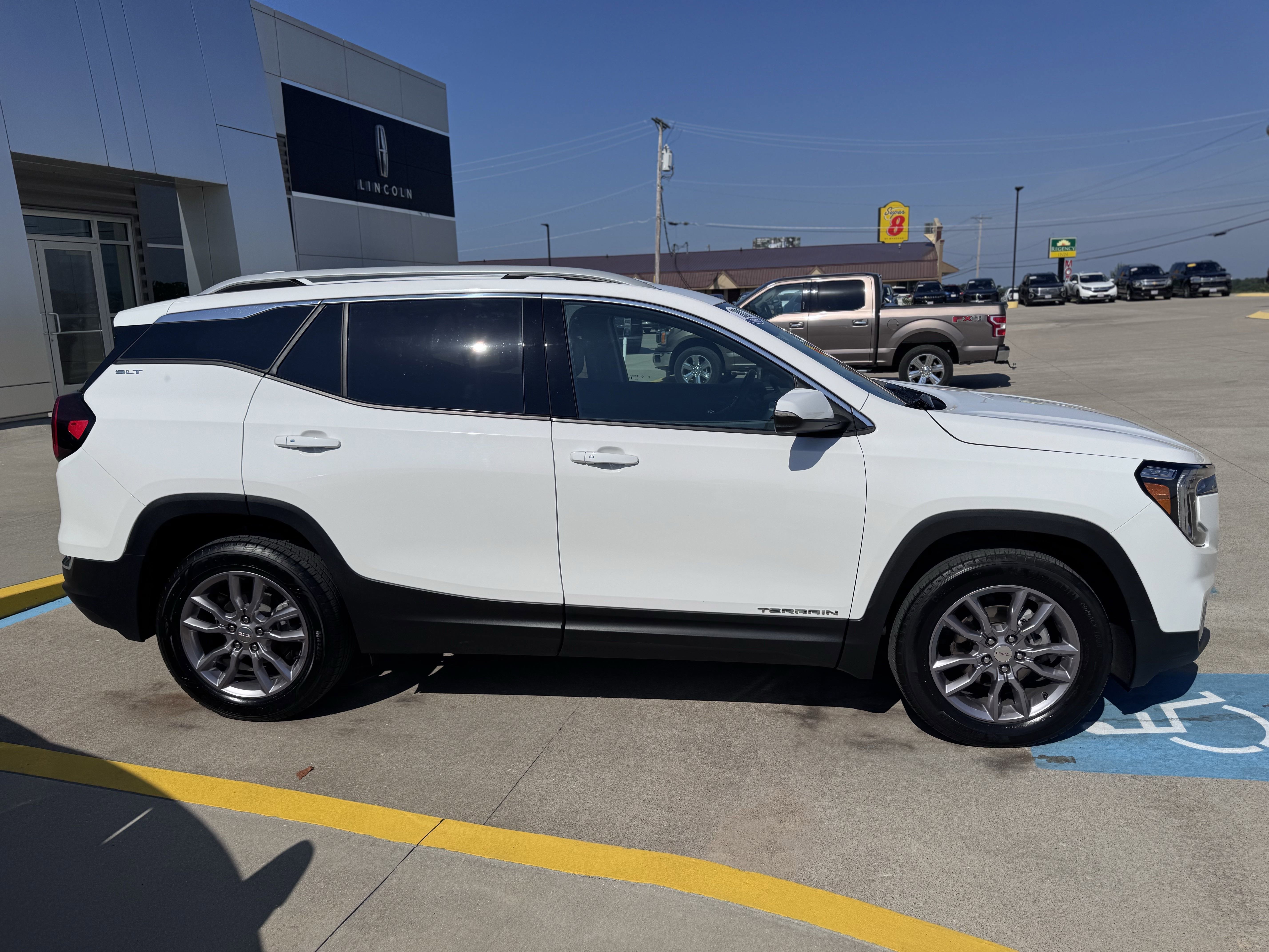 Used 2023 GMC Terrain SLT image 3