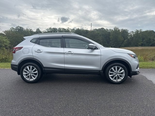 Used 2022 Nissan Rogue Sport SV image 3