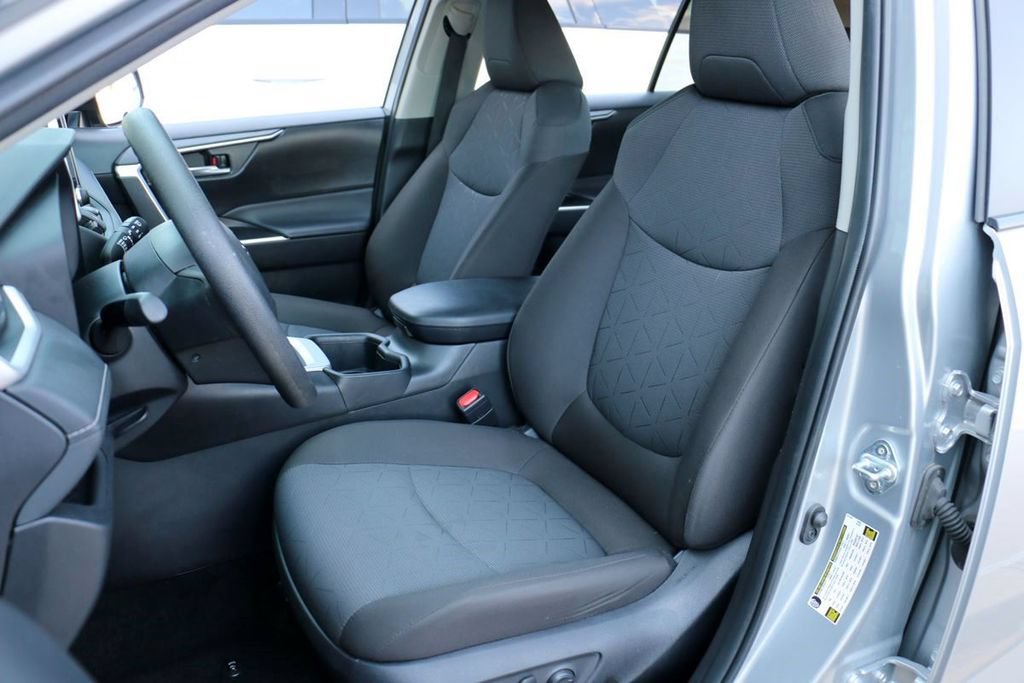 Used 2025 Toyota RAV4 XLE AWD/4WD image 18