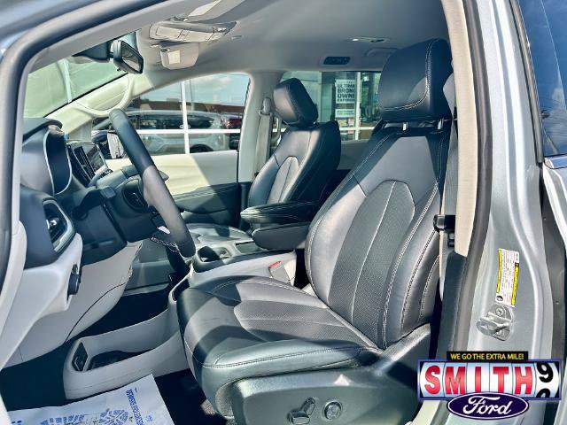 Used 2024 Chrysler Pacifica Touring-L FWD image 15