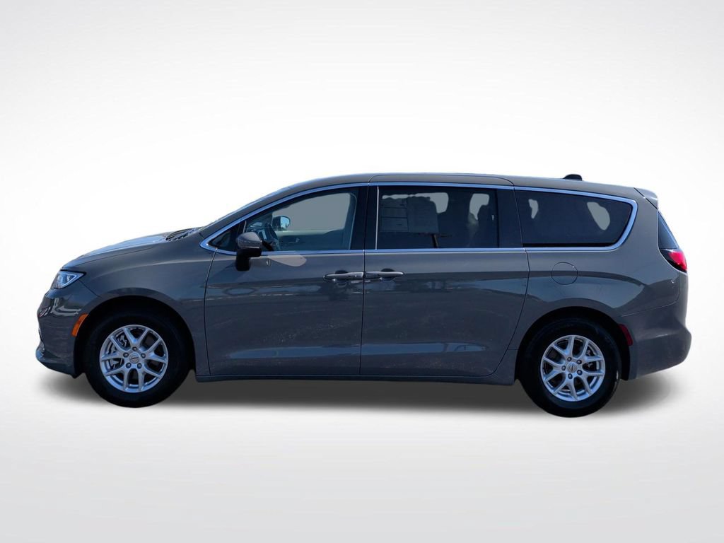 Used 2023 Chrysler Pacifica Touring-L FWD image 13