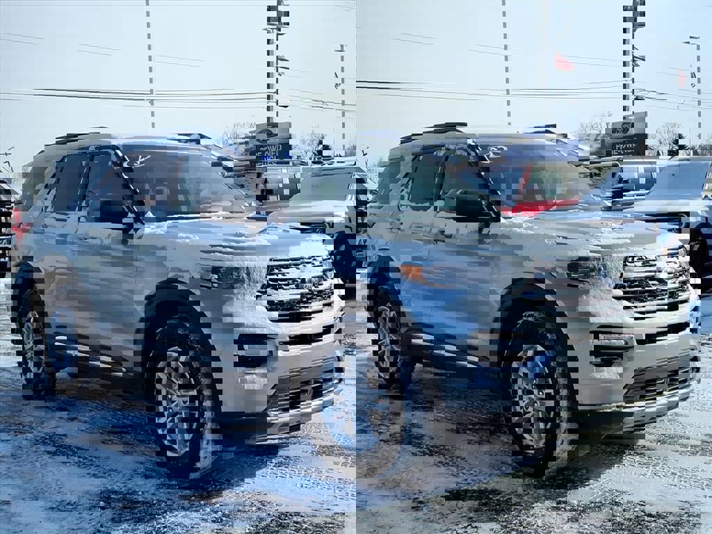 Certified 2023 Ford Explorer XLT w/ Equipment Group 202A image 5