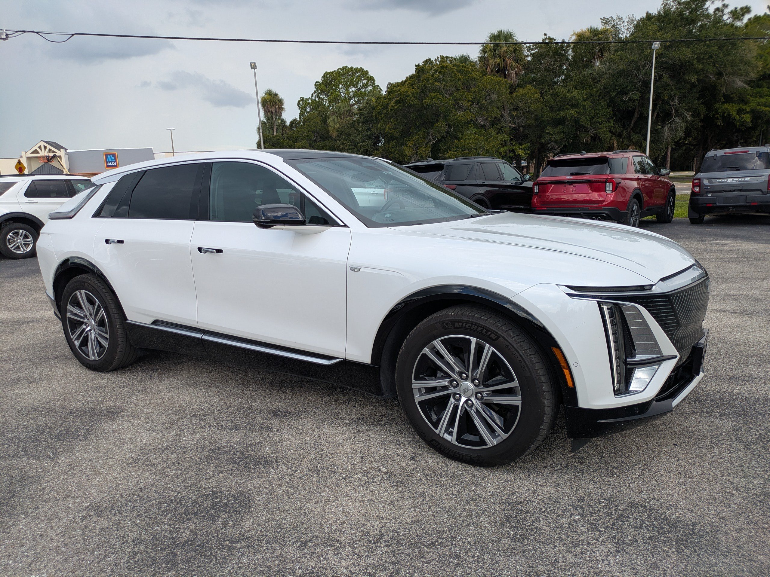 Used 2024 Cadillac Lyriq Luxury RWD image 2