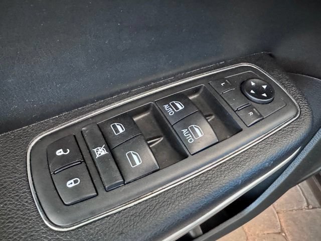 Used 2019 Chrysler 300 Limited RWD image 10
