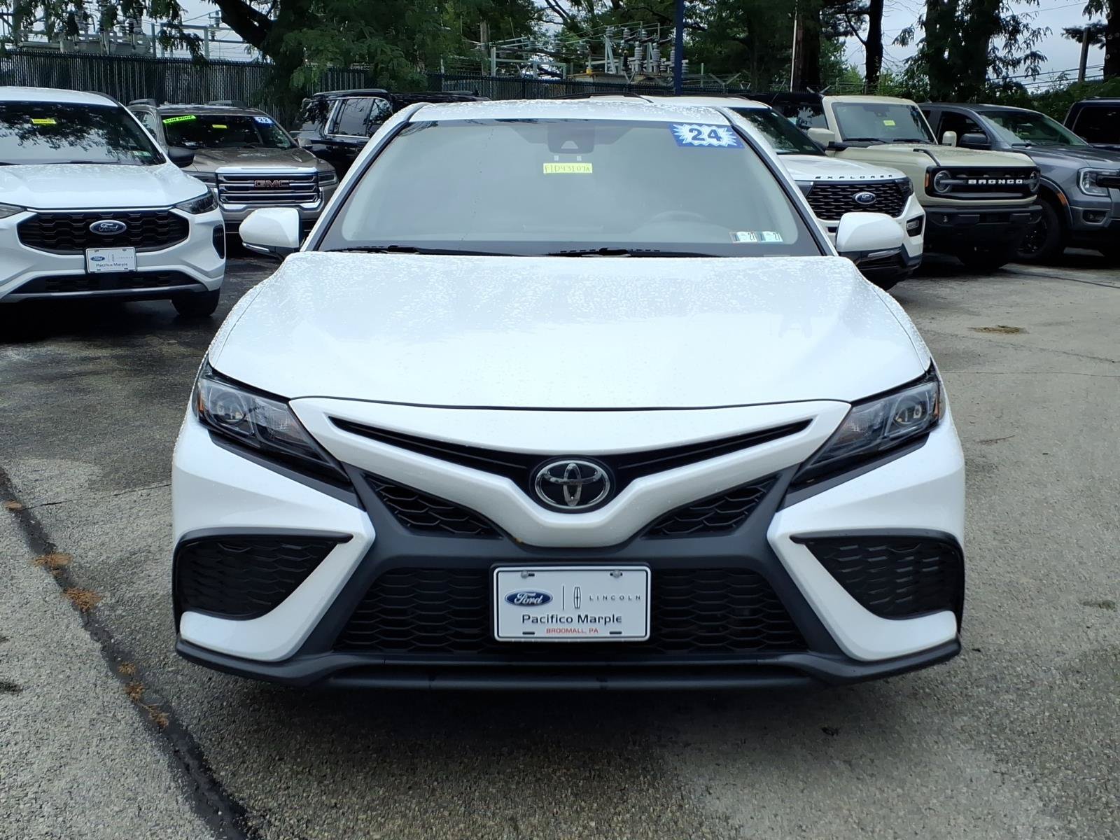 Used 2024 Toyota Camry SE w/ Cold Weather Package FWD image 8