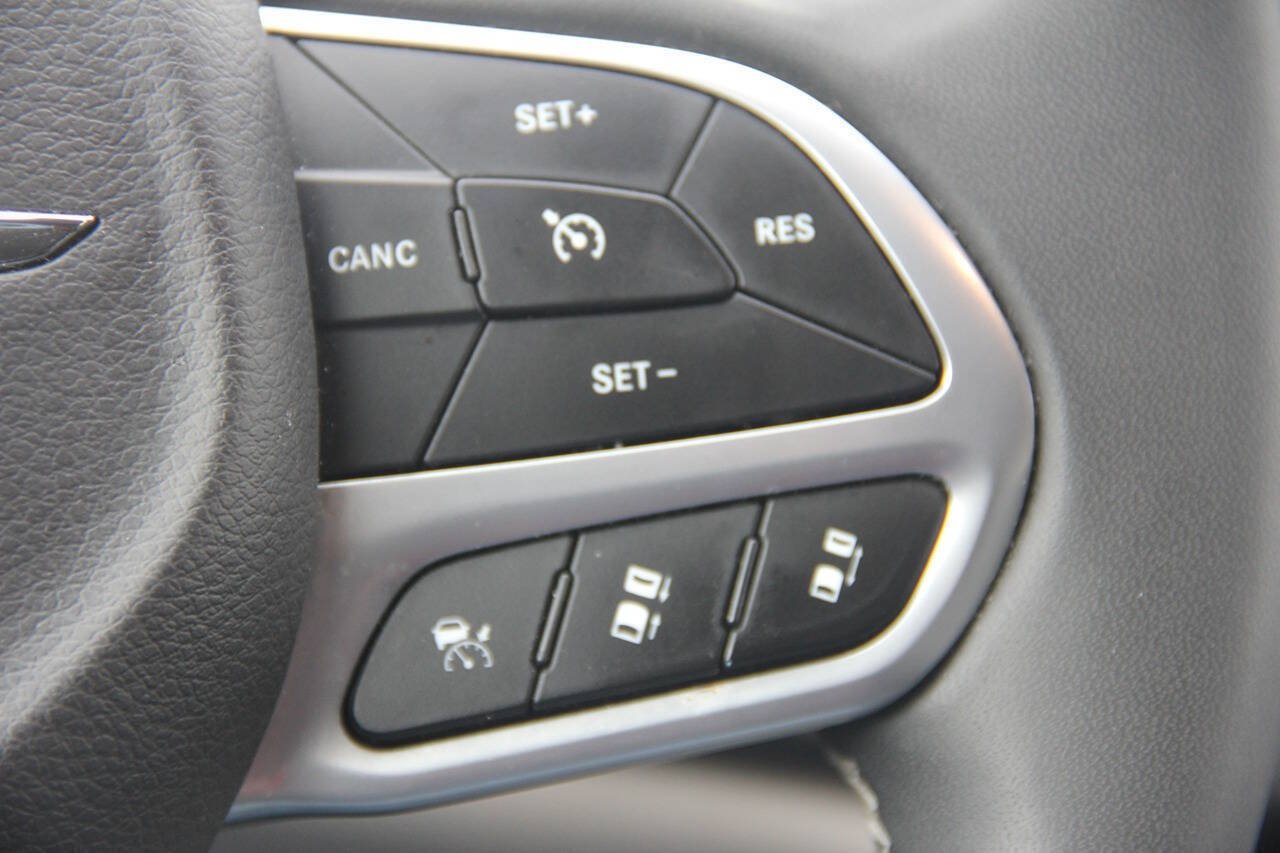 Used 2024 Chrysler Pacifica Touring-L FWD image 37
