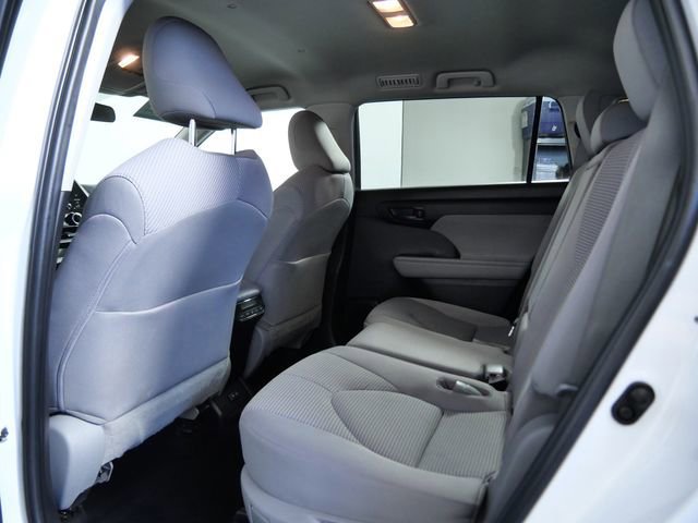 Used 2022 Toyota Highlander LE AWD/4WD image 13