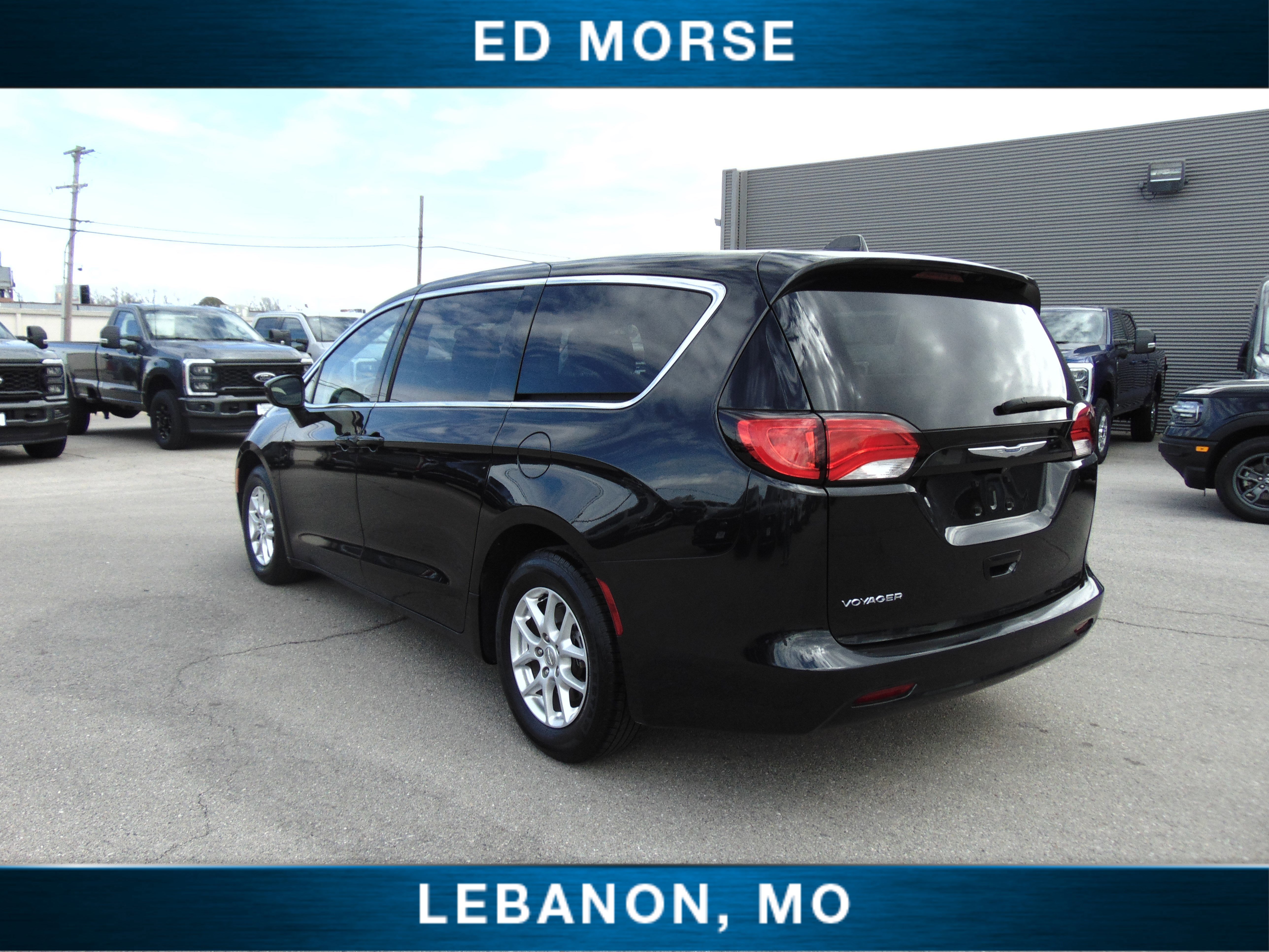 Used 2020 Chrysler Voyager LX image 3