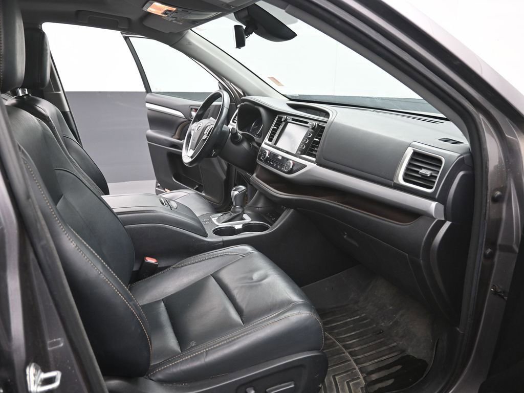 Used 2025 Nissan Frontier PRO-4X image 24