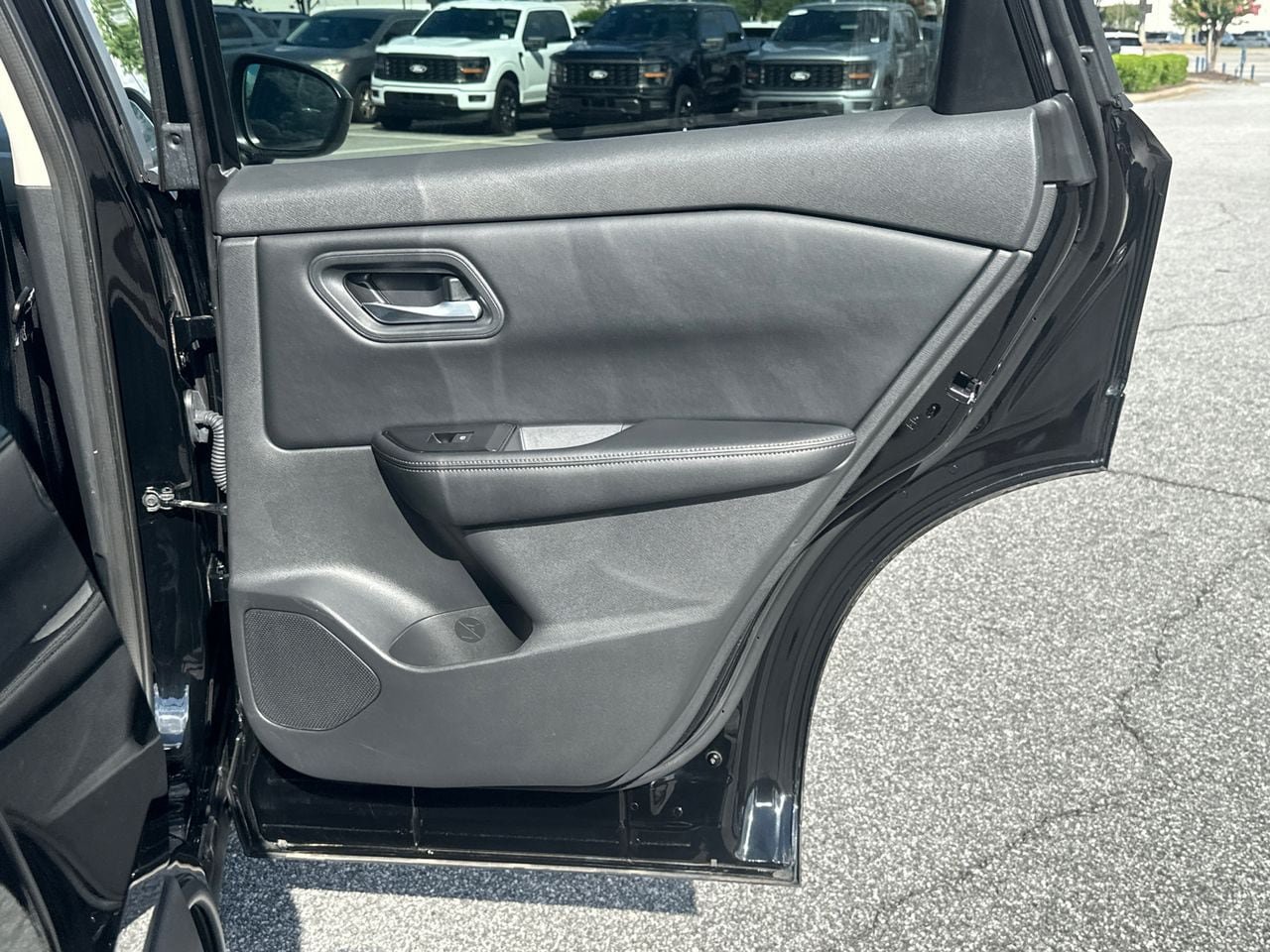 Used 2025 Nissan Rogue SV FWD image 18