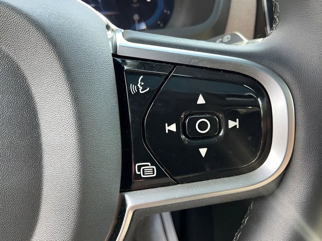 Used 2025 Volvo XC90 B6 Plus image 37