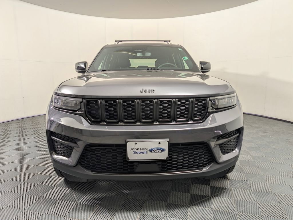Used 2023 Jeep Grand Cherokee Altitude AWD/4WD image 3