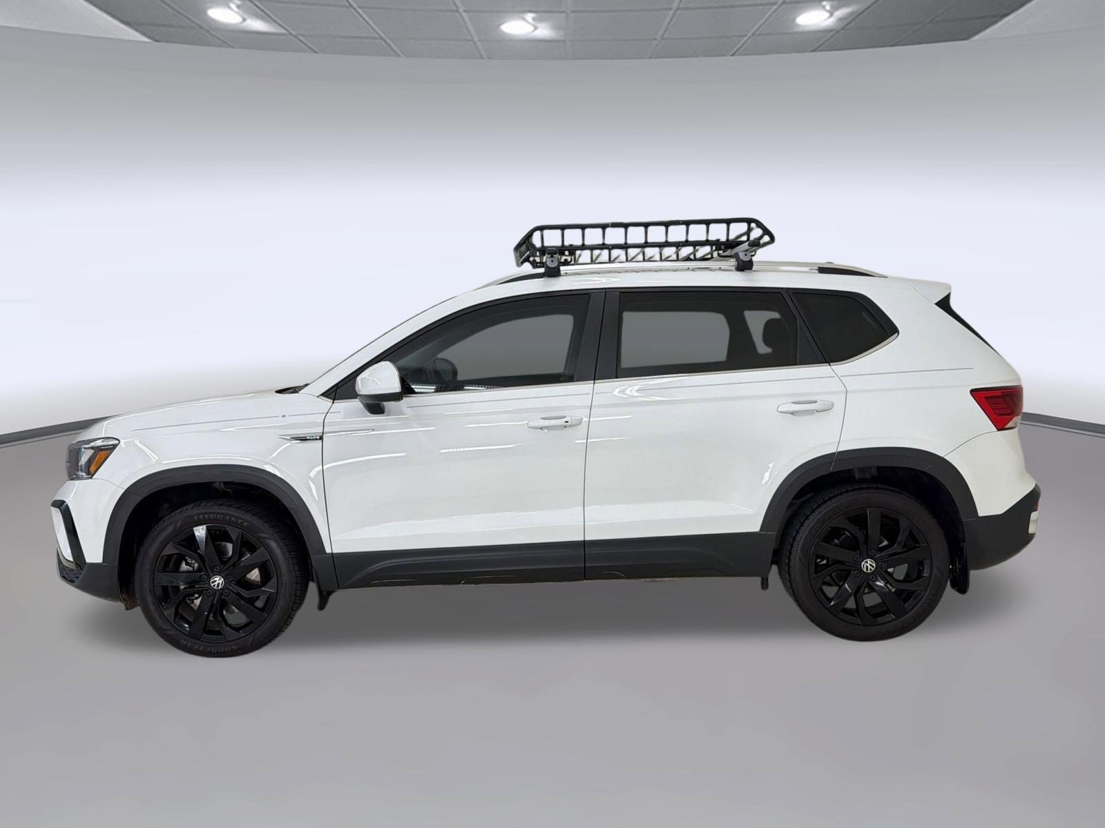 Used 2024 Volkswagen Taos SE w/ Black Wheel Package FWD image 2