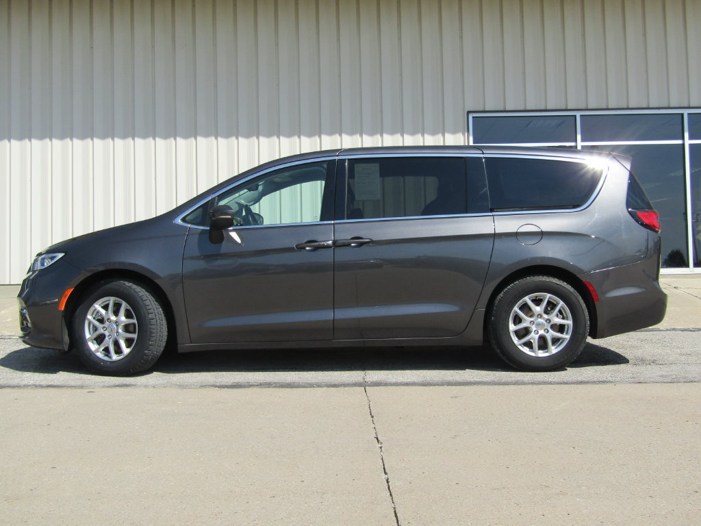 Used 2023 Chrysler Pacifica Touring-L FWD image 11