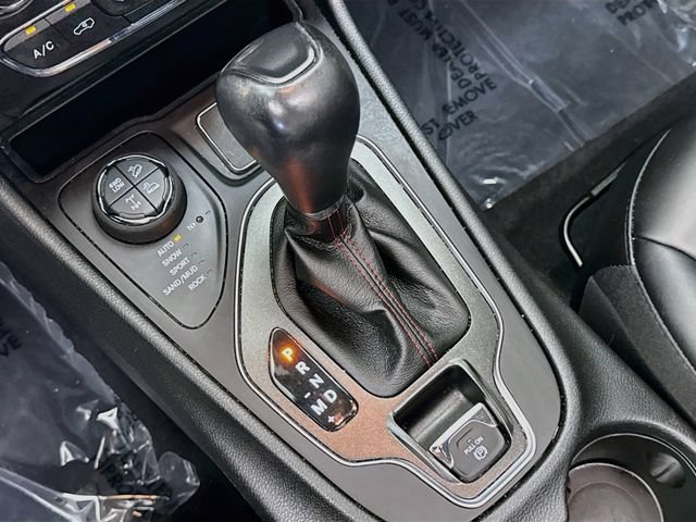 Used 2022 Jeep Cherokee Trailhawk w/ Sun, Sound & Nav Group AWD/4WD image 17