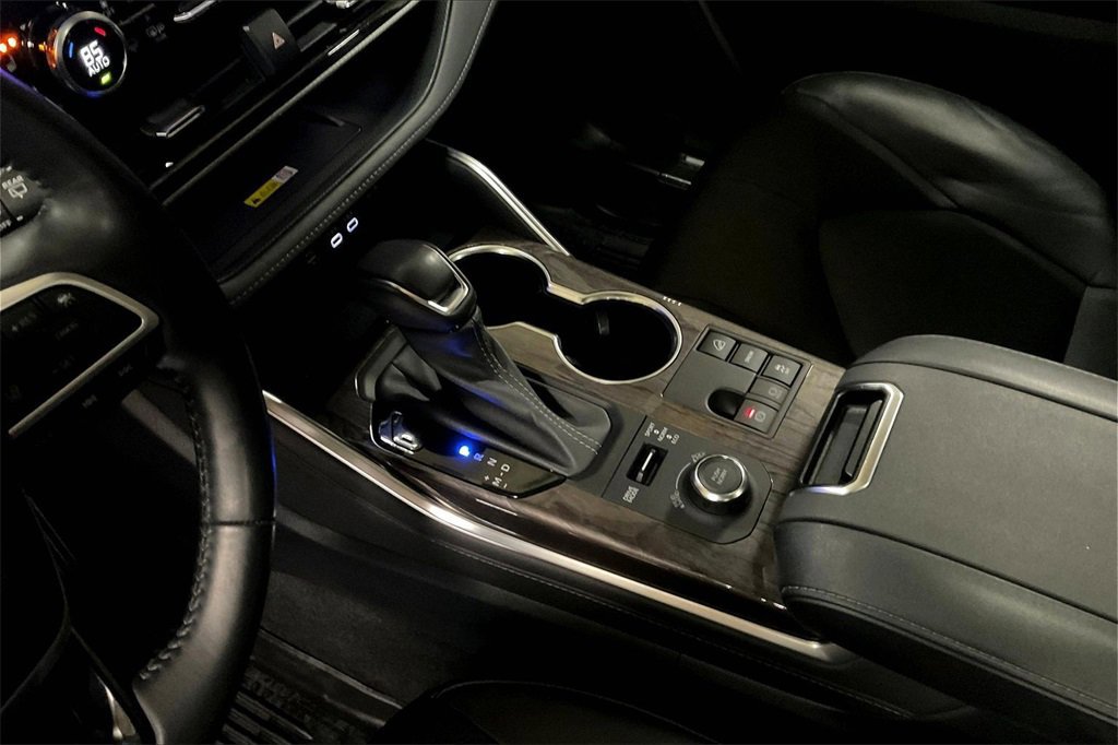 Used 2023 Toyota Highlander Platinum image 16