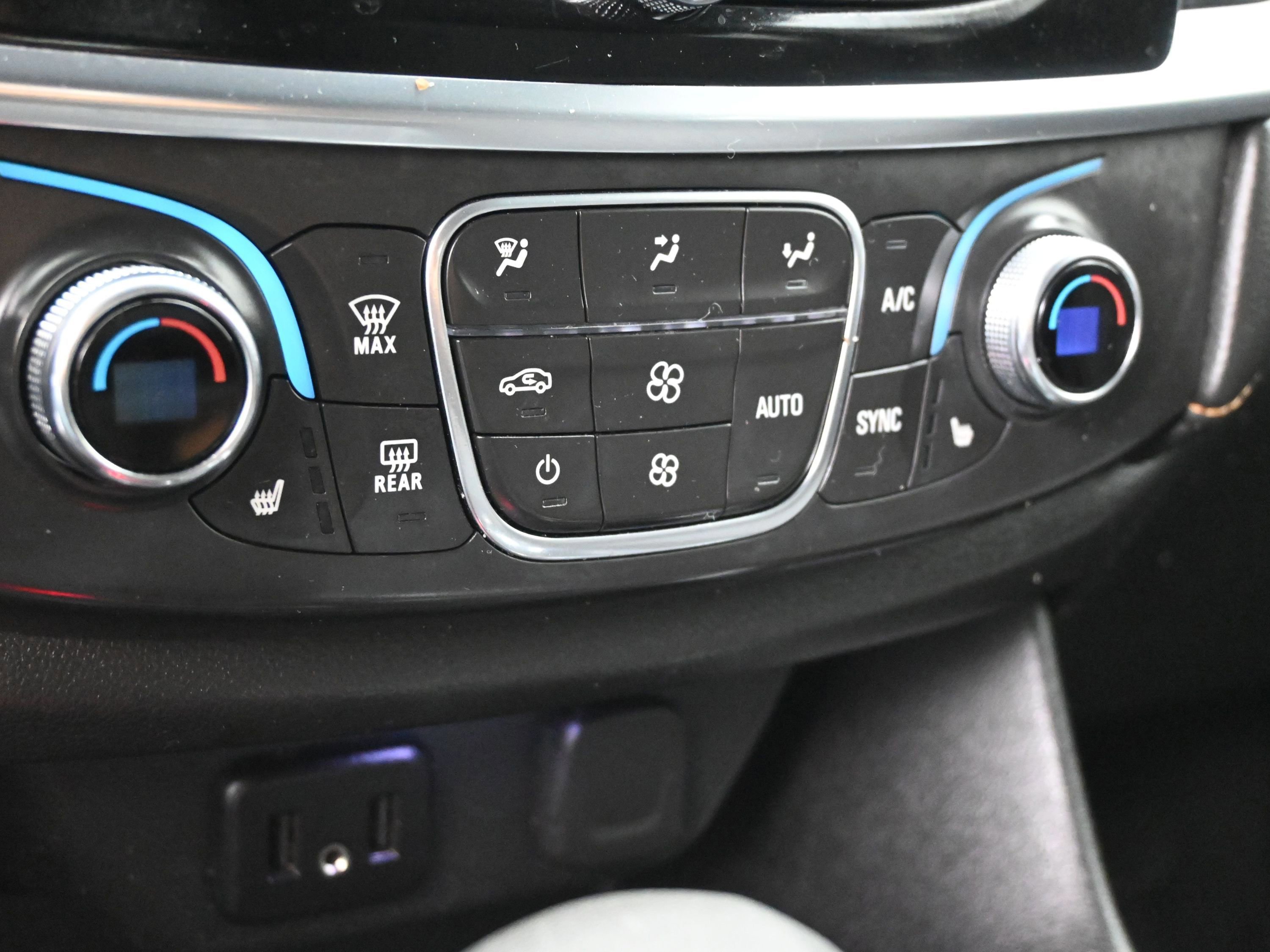 Used 2021 Chevrolet Traverse LT image 36