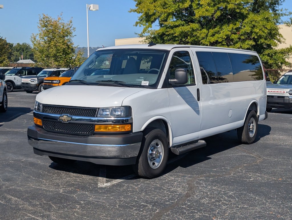 Used 2025 Chevrolet Express 3500 LT w/ LT Preferred Equipment Group RWD image 3
