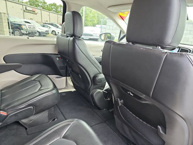 Used 2023 Chrysler Pacifica Touring-L FWD image 13