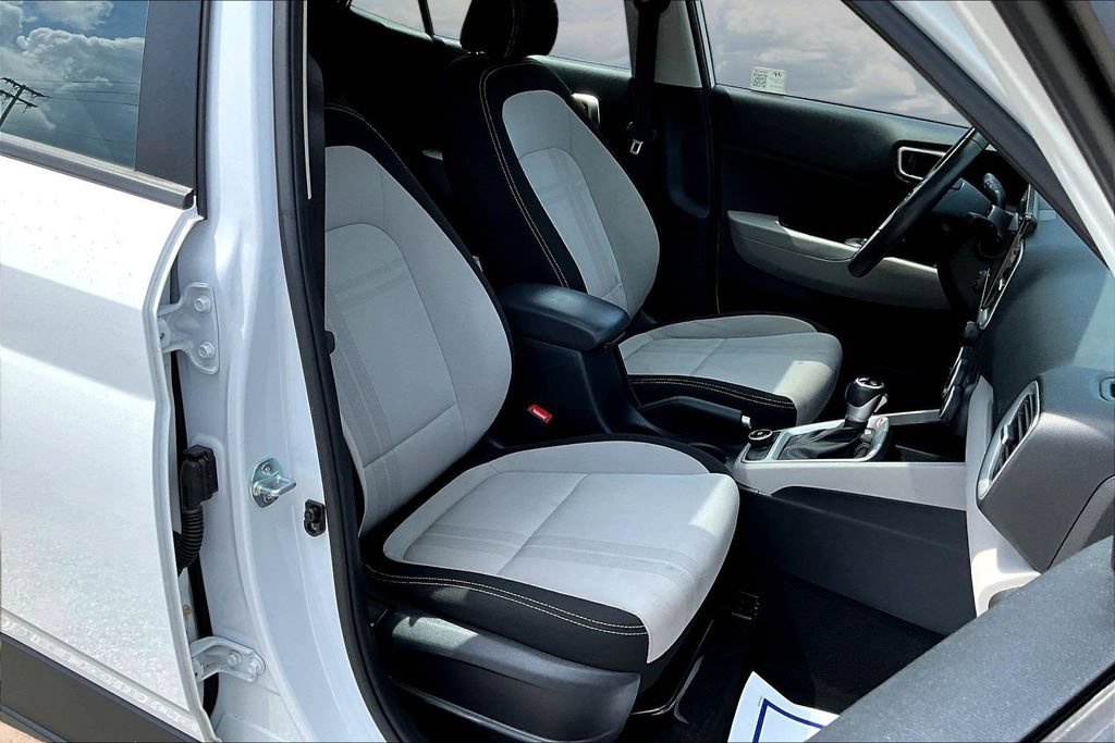 Used 2025 Hyundai Venue SEL FWD image 30