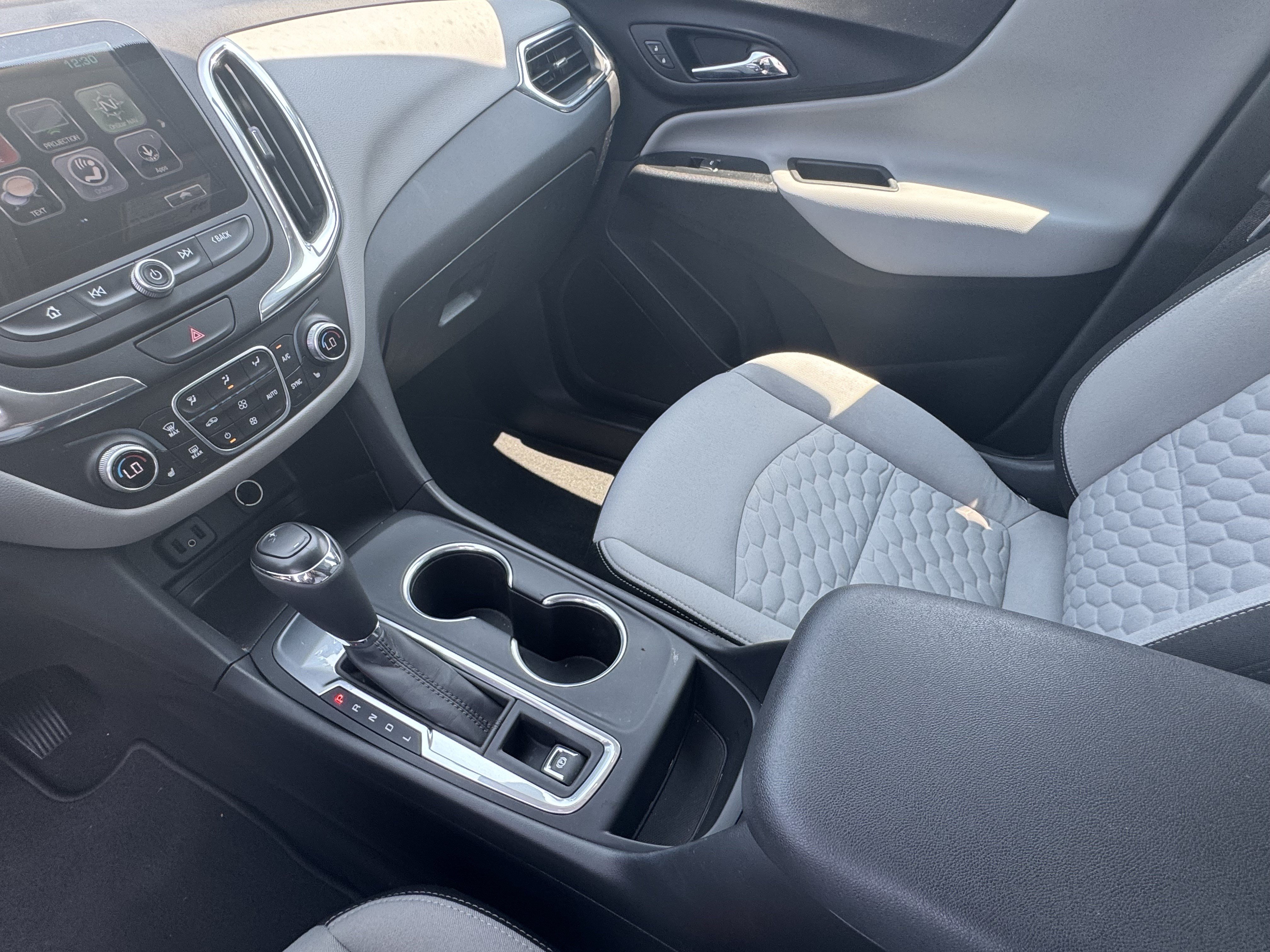 Used 2018 Chevrolet Equinox LT w/ Sun & Infotainment Package FWD image 30