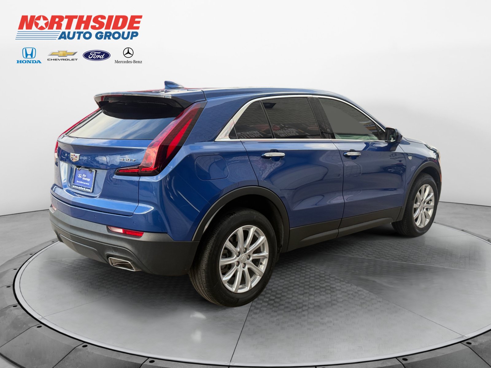 Used 2023 Cadillac XT4 Luxury w/ Cold Weather Package FWD image 7