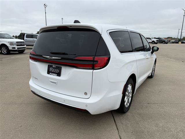 Used 2025 Chrysler Pacifica Select FWD image 9