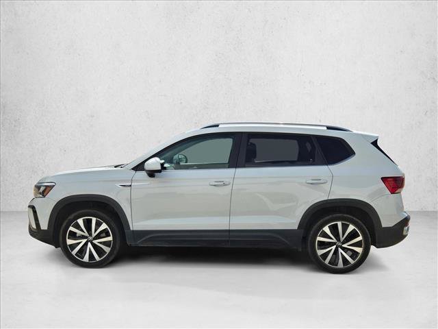 Used 2024 Volkswagen Taos SE w/ Panoramic Sunroof Package FWD image 9