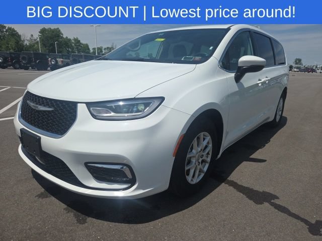 Used 2023 Chrysler Pacifica Touring-L FWD image 2