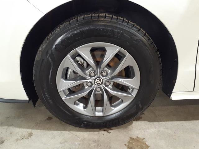 Used 2021 Toyota Sienna XLE image 18