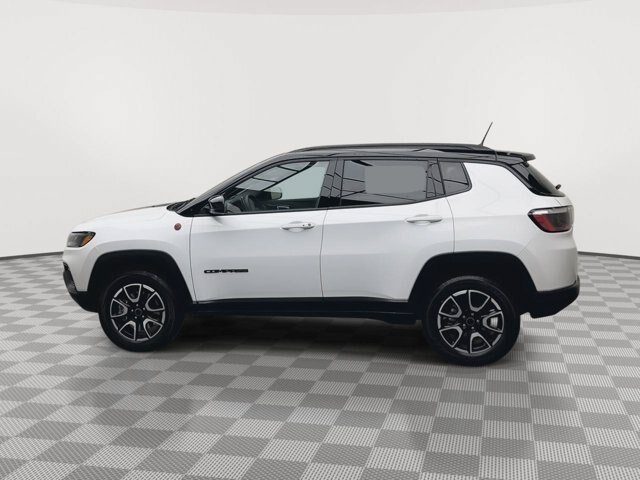 Used 2025 Jeep Compass Trailhawk AWD/4WD image 32